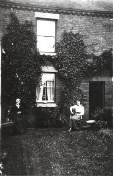 Sarah Downend and Agnes Downend at Woodburn, Leycett ca 1915